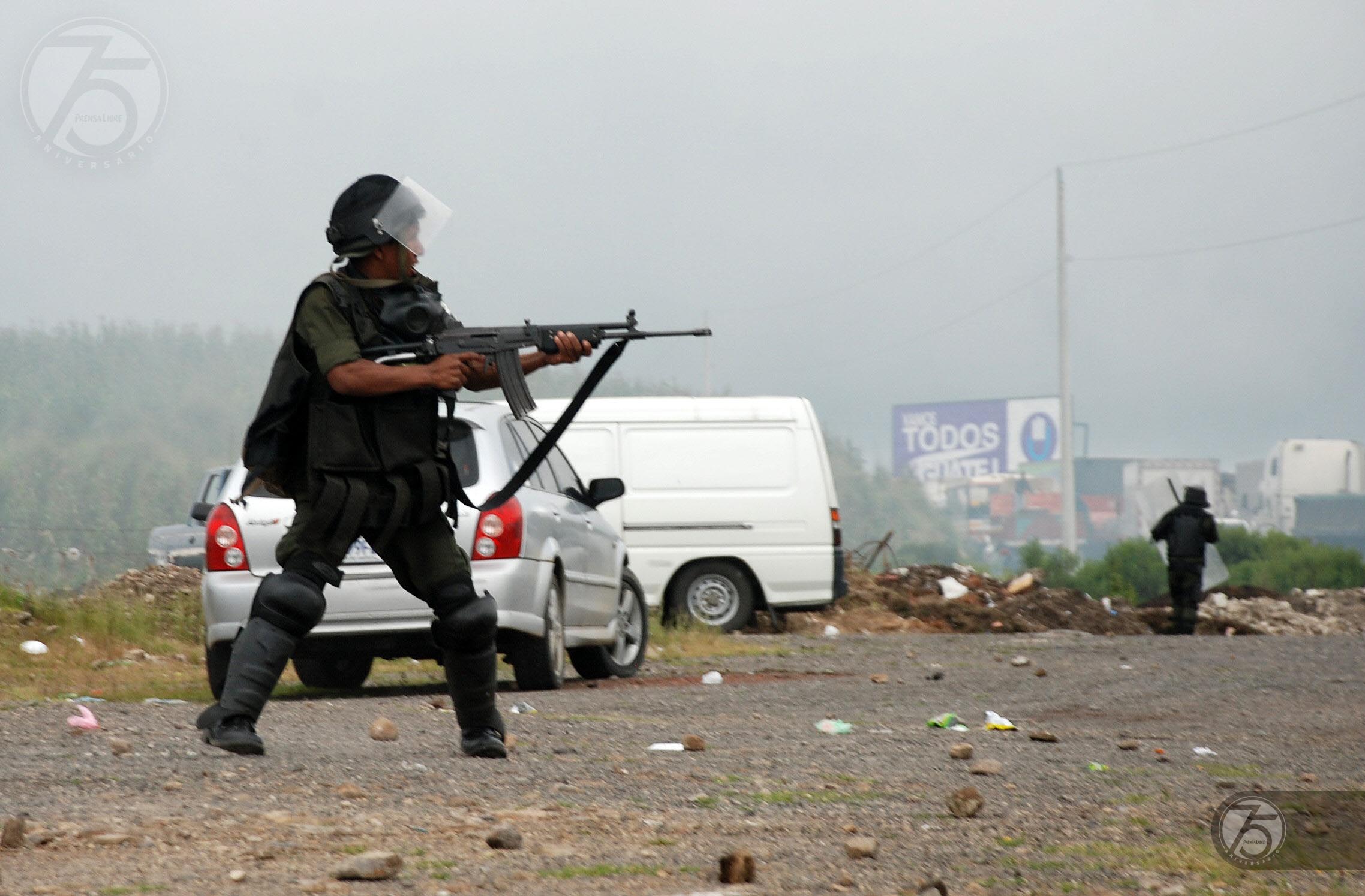 Campesinos  de los cuatro cantones de Totonicapan que mantenian, bloqueada la ruta Alaska, carrtera Interamericana,  y quienes protestaban las politicas, gubernamentales, se enfrentaron  con agentes  de la Policia nacional Civil (PNC) y Elementos del Ejercito, luego que los campesinos  prendieran fuego a un camion que transportaba  sacos de semento, el hecho origino que el guardia privado que  prestaba seguridad al camion  accionara el arma  que portaba, debido a que los campesinos  pretendian desarmarlo y lincharlo esto provoca la muerte de varios  manifestantes mientras otros resultaron heridos, luego de esto los manifestantes  la emprendieron contra un camion militar y  pretendian lichar a los  miembros del ejercto que  acudieron a prestar apoyo a los Agentes de la Policia  Nacional Civil (PNC)