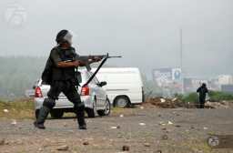 Campesinos  de los cuatro cantones de Totonicapan que mantenian, bloqueada la ruta Alaska, carrtera Interamericana,  y quienes protestaban las politicas, gubernamentales, se enfrentaron  con agentes  de la Policia nacional Civil (PNC) y Elementos del Ejercito, luego que los campesinos  prendieran fuego a un camion que transportaba  sacos de semento, el hecho origino que el guardia privado que  prestaba seguridad al camion  accionara el arma  que portaba, debido a que los campesinos  pretendian desarmarlo y lincharlo esto provoca la muerte de varios  manifestantes mientras otros resultaron heridos, luego de esto los manifestantes  la emprendieron contra un camion militar y  pretendian lichar a los  miembros del ejercto que  acudieron a prestar apoyo a los Agentes de la Policia  Nacional Civil (PNC)