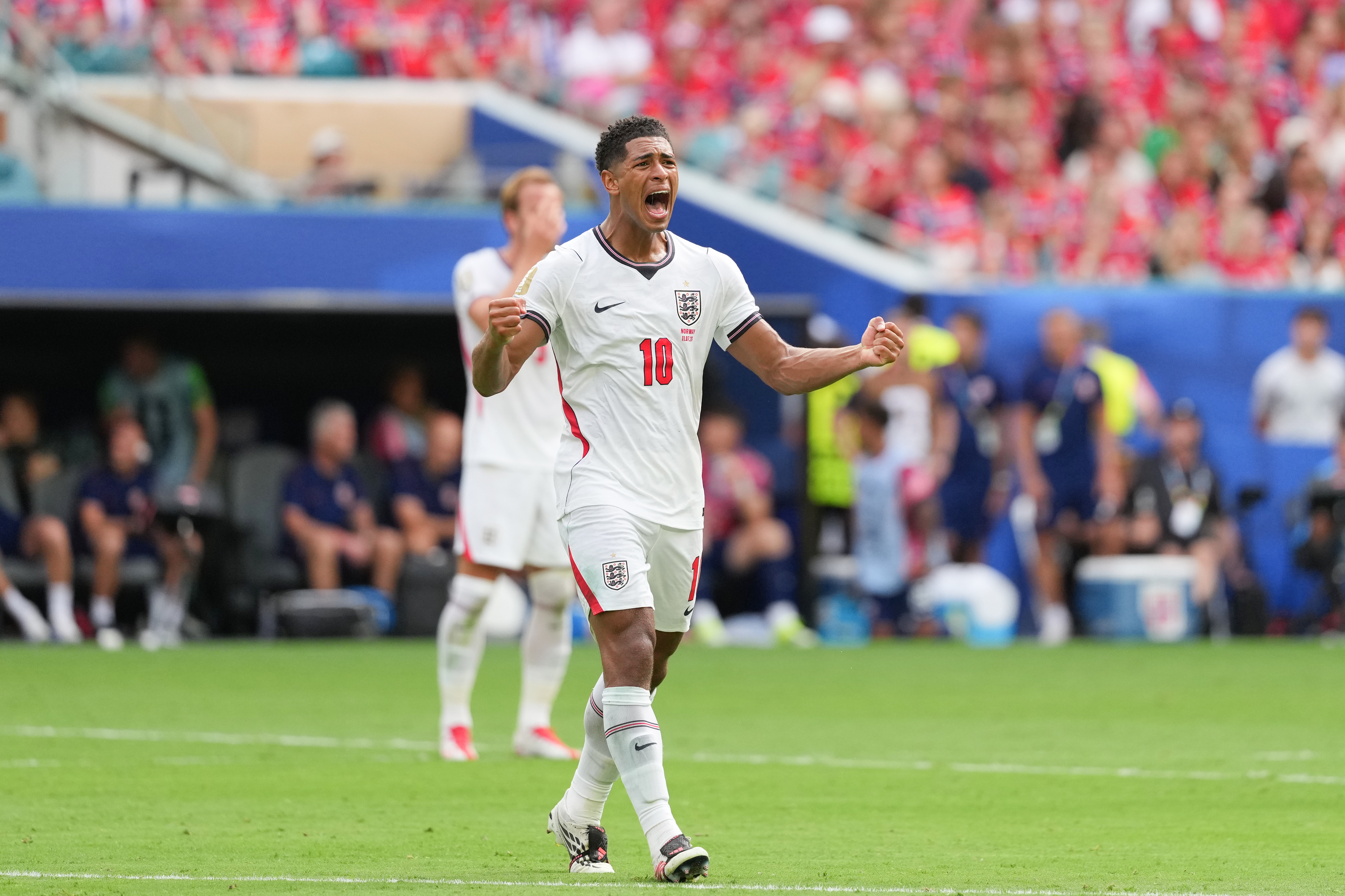 GR6039. MIAMI (ESTADOS UNIDOS), 11/07/2026.- Jude Bellingham de Inglaterra celebra un gol este sábado, en el partido de cuartos de final del Mundial de la FIFA 2026 entre Noruega e Inglaterra en el estadio Hard Rock en Miami (Estados Unidos). EFE/ Octavio Guzmán