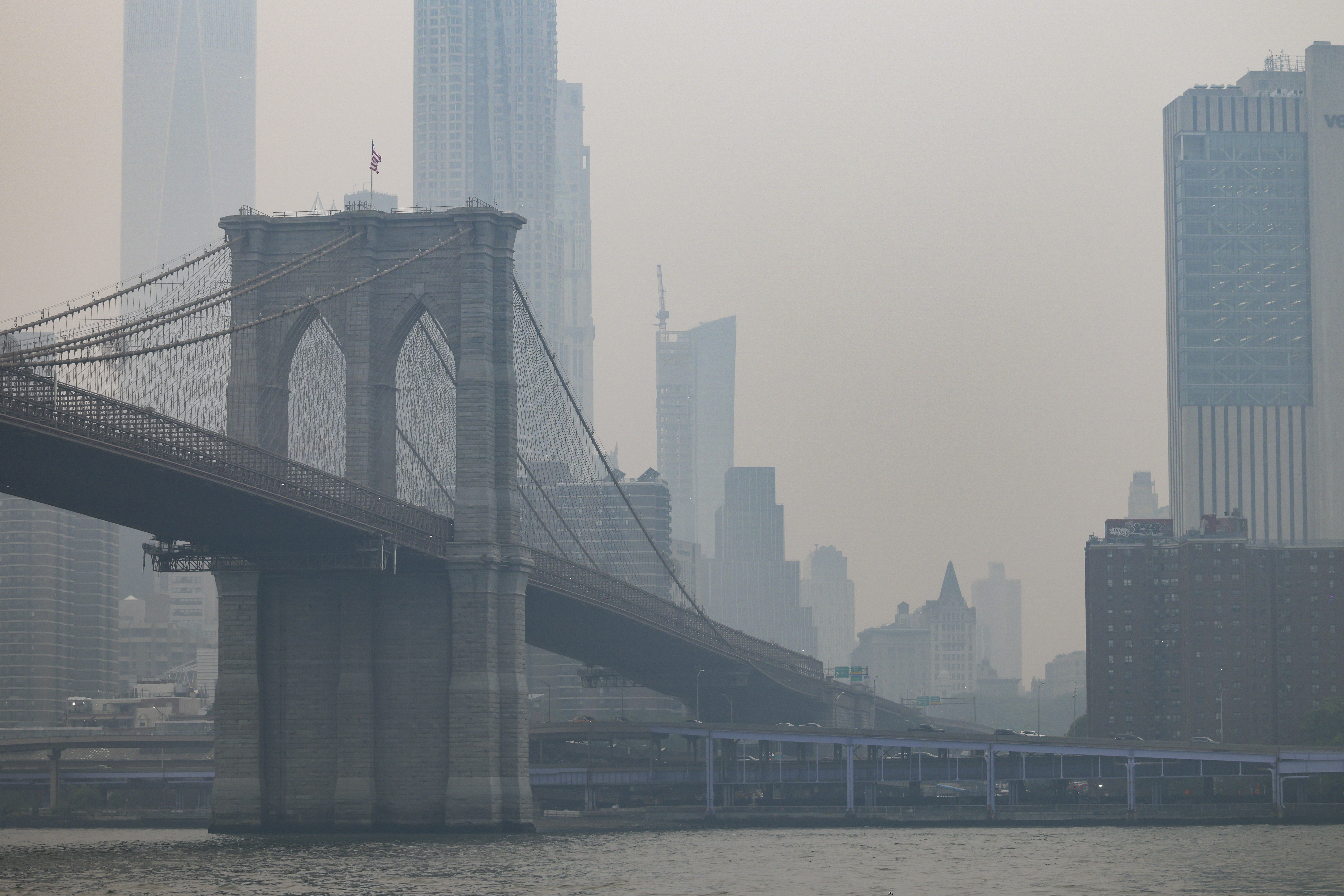 New York (United States), 17/07/2026.- Wildfire smoke is seen amongst the Manhattan skyline and Brooklyn Bridge from the Brooklyn Promenade in the Brooklyn borough of New York, New York, USA, 16 July 2026. The National Weather Service has issued an Air Quality Alert until the end of the day on 16 July in New York due to smoke from wildfires in Canada affecting air quality in several US states. (incendio forestal, Nueva York) EFE/EPA/CHRISTOPHER NEUNDORF