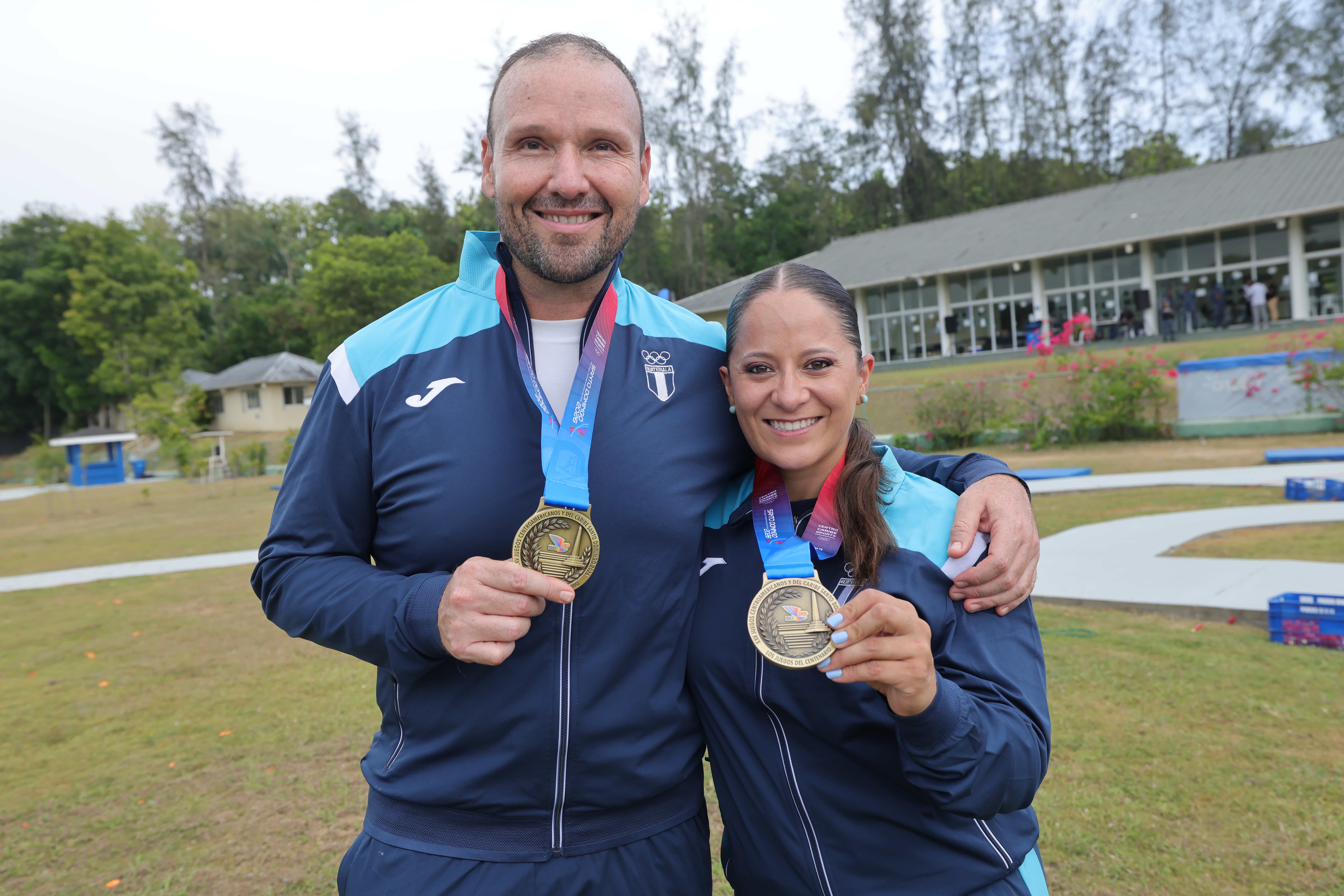 Adriana Ruano y Enrique Brol ganan la medalla de oro, en la prueba de foso por equipos mixtos. La dupla guatemalteca derribó 31 platos para quedarse con el primer lugar y subir a lo más alto del podio, en los Juegos Centroamericanos y del Caribe, Santo Domingo 2026 .(Foto Prensa Libre: Comité Olímpico Guatemalteco).'