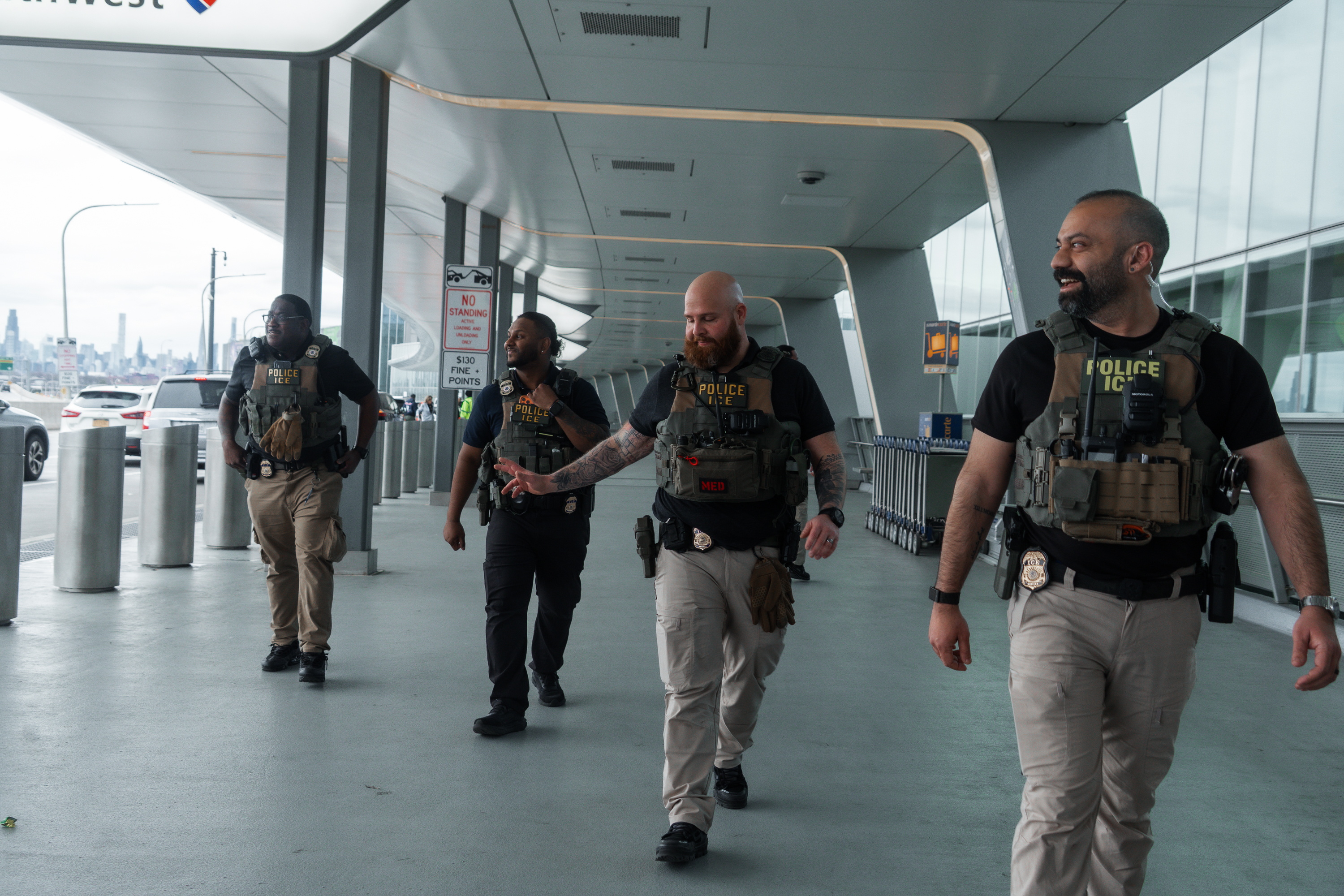 Agentes del ICE desplegados en aeropuertos estadounidenses ante la escasez de personal de la TSA.