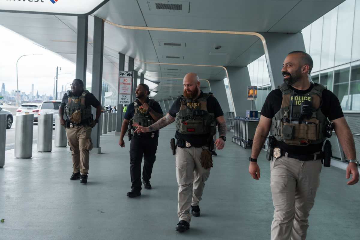 Agentes vestidos de civiles: por qué han aumentado los operativos migratorios en aeropuertos de EE. UU.