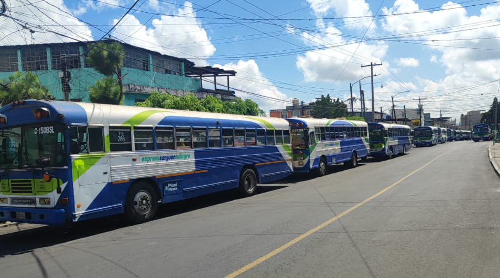 Pilotos de buses urbanos paralizan labores en Mixco por el alto precio del combustible