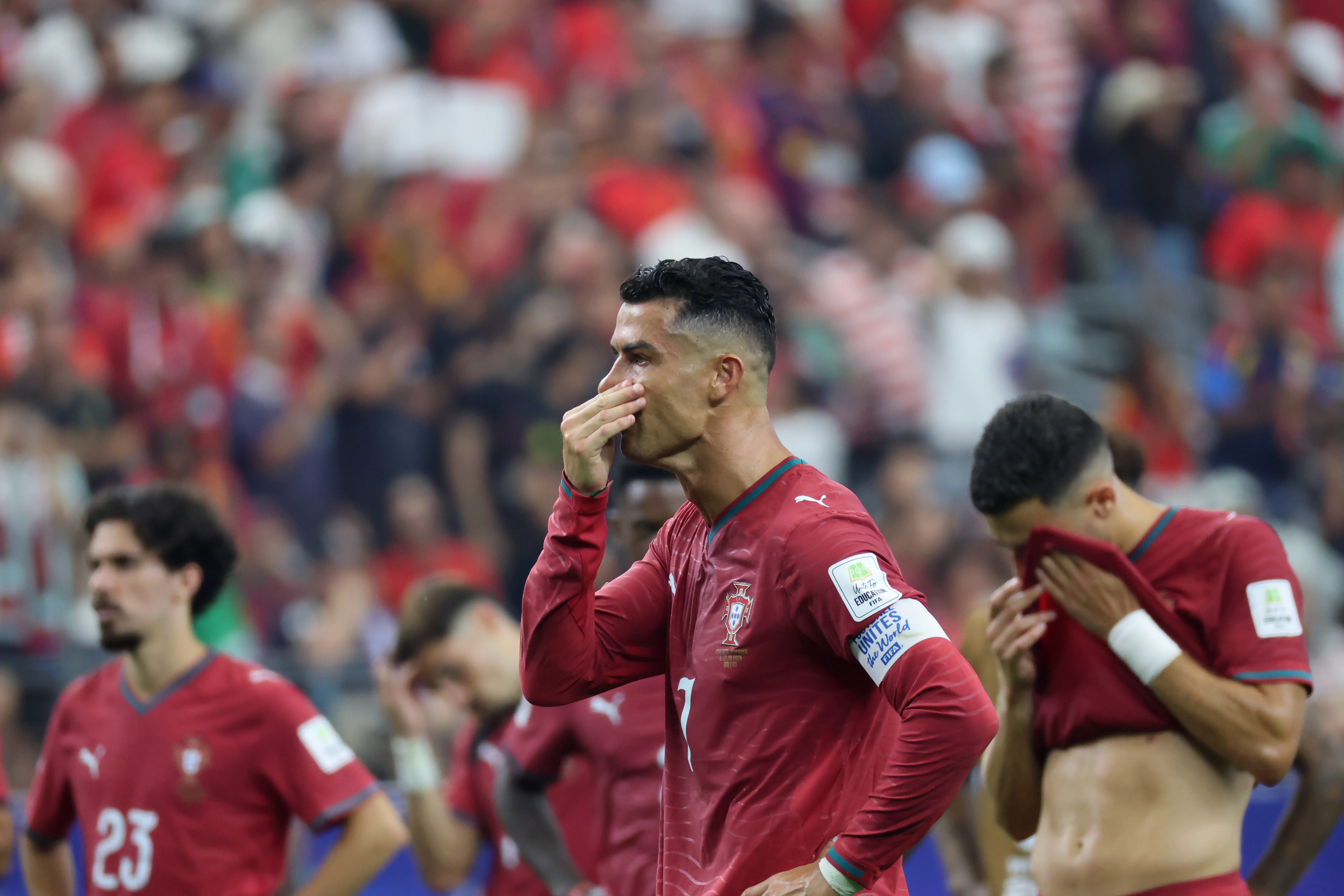 AMDEP8415. ARLINGTON (ESTADOS UNIDOS), 06/07/2026.- Cristiano Ronaldo (c) de Portugal llora este lunes, al finalizar un partido de los octavos de final del Mundial de la FIFA 2026 entre Portugal y España en el estadio AT&T en Arlington (Estados Unidos). EFE/ Lavandeira Jr