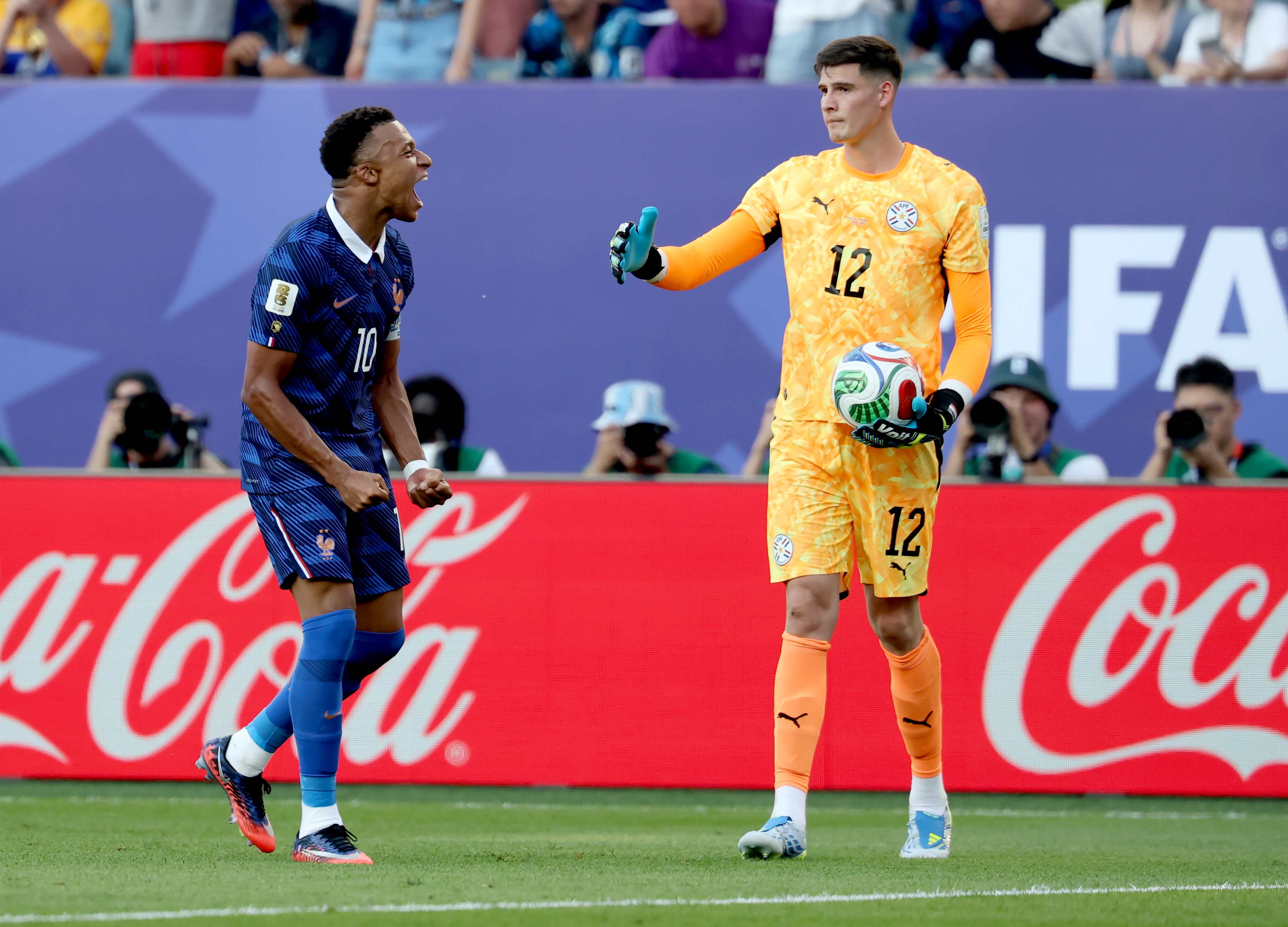 PHILADELPHIA (United States), 05/07/2026.- Kylian Mbappe (L) of France celebrates in front of goalkeeper Orlando Gill of Paraguay after winning the FIFA World Cup 2026 Round of 16 match Paraguay against France, in Philadelphia, USA, 04 July 2026. (Francia, Filadelfia) EFE/EPA/SARAH YENESEL