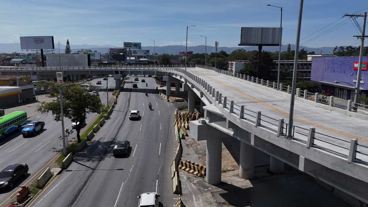 Vista aérea del paso a desnivel de la Roosevelt, obra que aumentó de Q44.9 millones a Q53.9 millones y acumula retrasos.