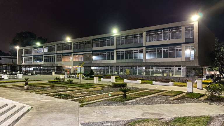 Estudiantes presentan documentos emitidos en 2