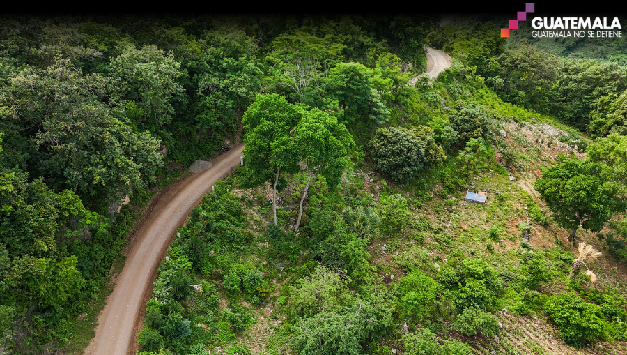 Una vía de terracería en la aldea El Carrizal, que conecta con San Juan la Ermita, Chiquimula. (Foto Prensa Libre: Juan Diego González)