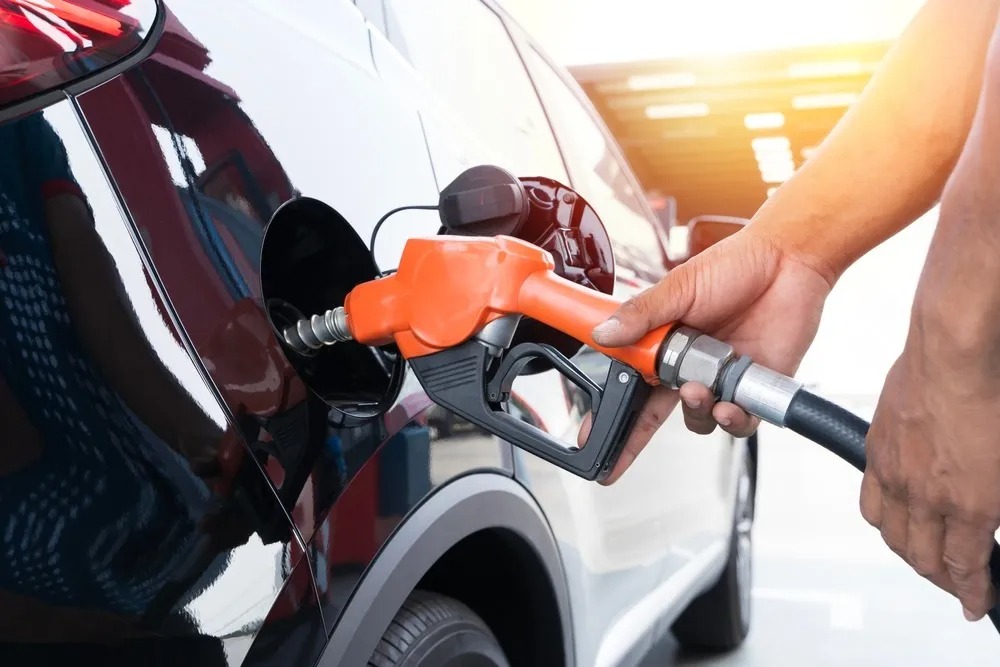 Pistola de surtidor de combustible en una gasolinera de Guatemala, en el contexto del subsidio a los combustibles y el precio de la gasolina.