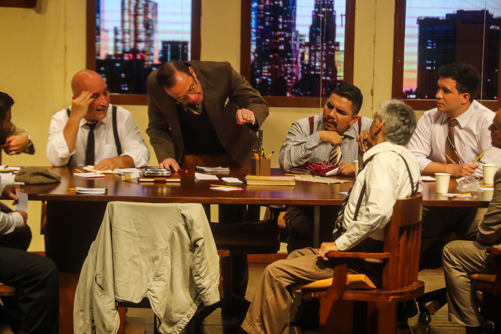 Suscriptores de Prensa Libre disfrutaron del preestreno de la obra 12 hombres en pugna, en el Teatro Dick Smith, del IGA. (Foto Prensa Libre: Juan Diego González)