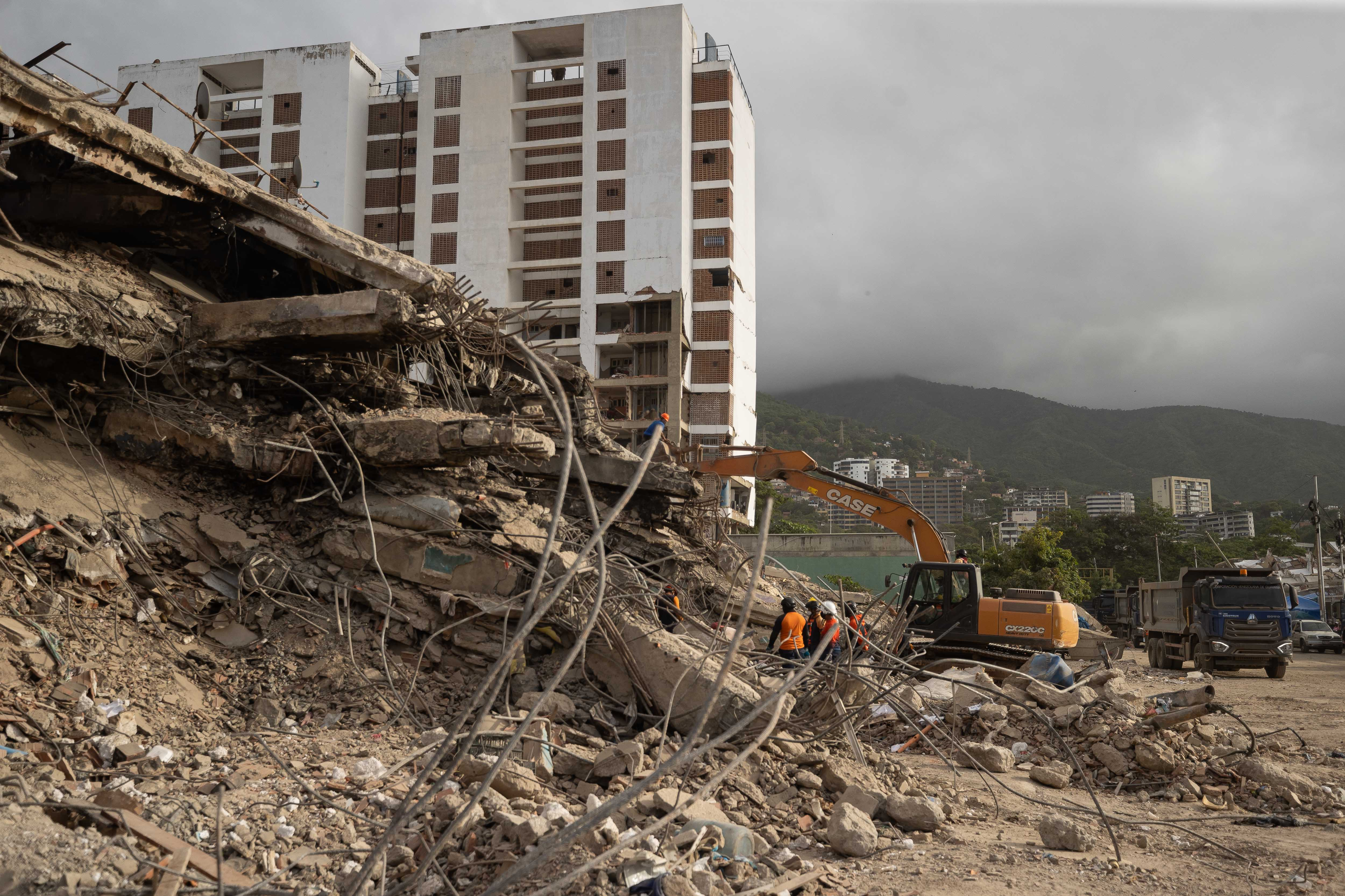 Del rescate a la remoción de escombros, un mes de los sismos en la zona cero de Venezuela