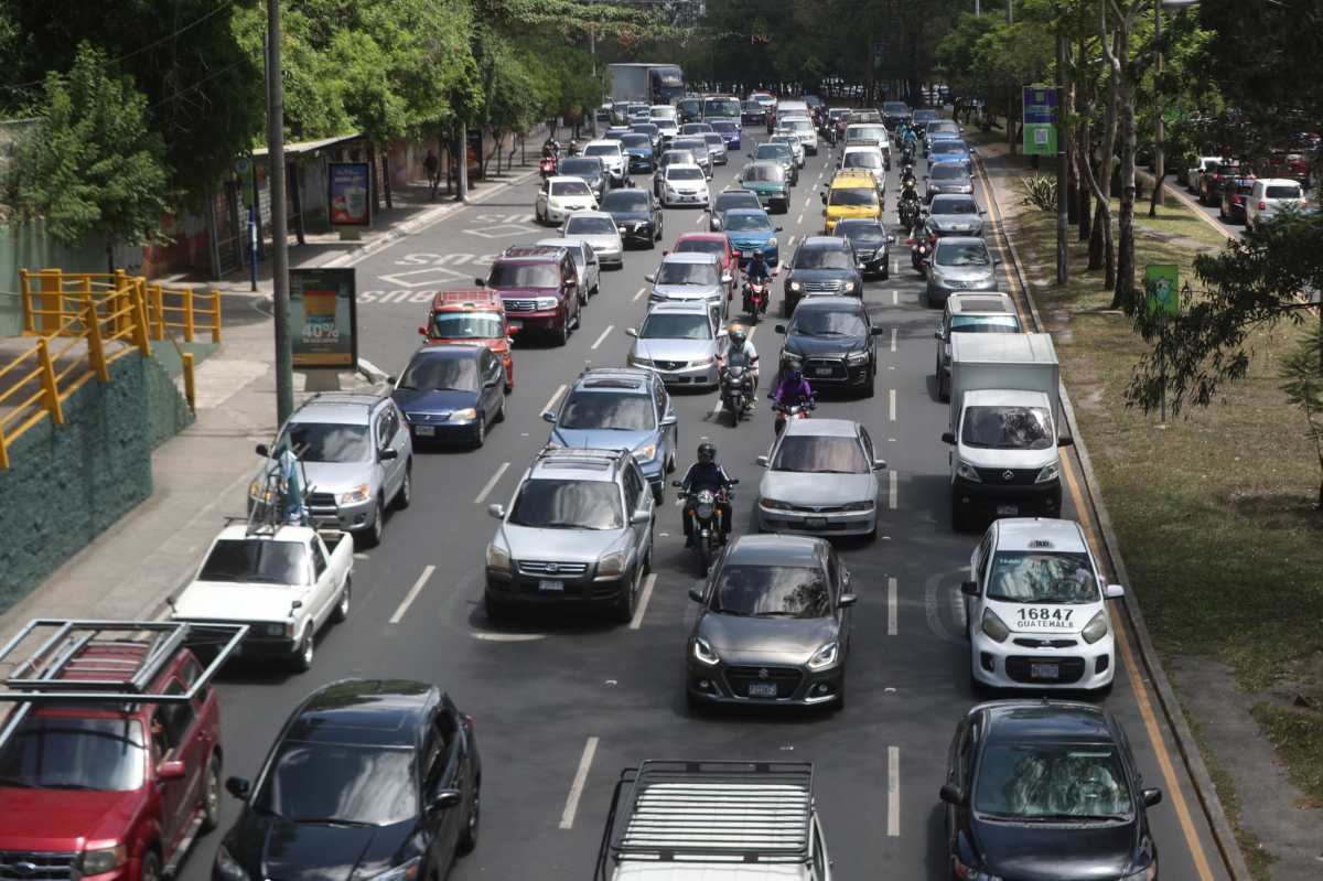 Guatemaltecos reciben con desconfianza subsidio anunciado por altos precios de los combustibles