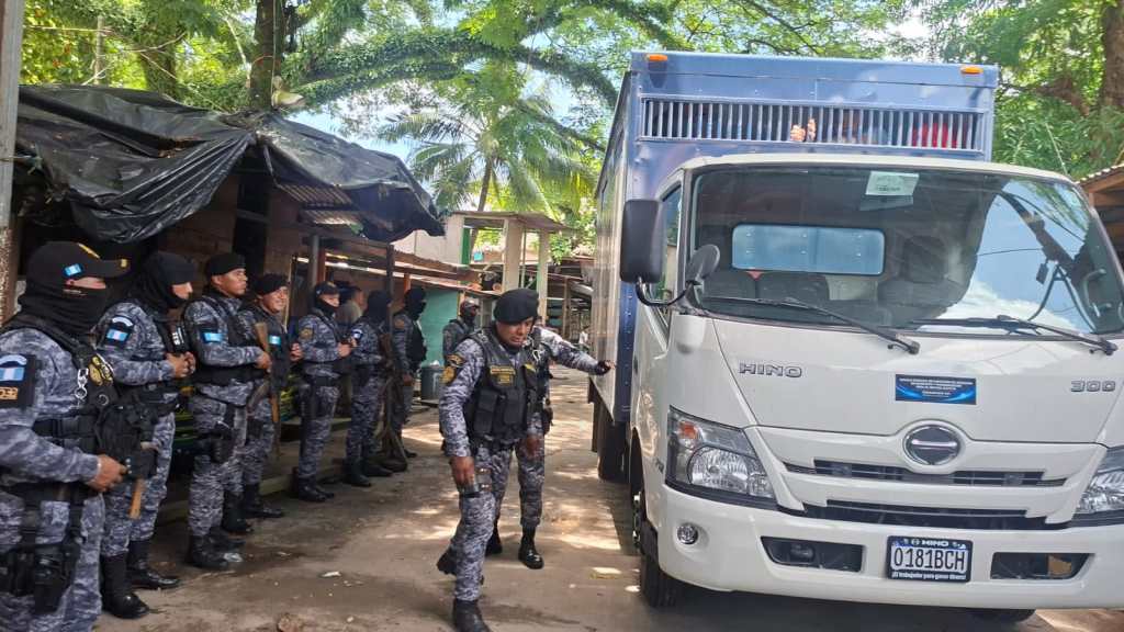 Reos de alta peligrosidad permanecen sentados en filas durante el operativo del Sistema Penitenciario en la cárcel de Puerto Barrios, Izabal.