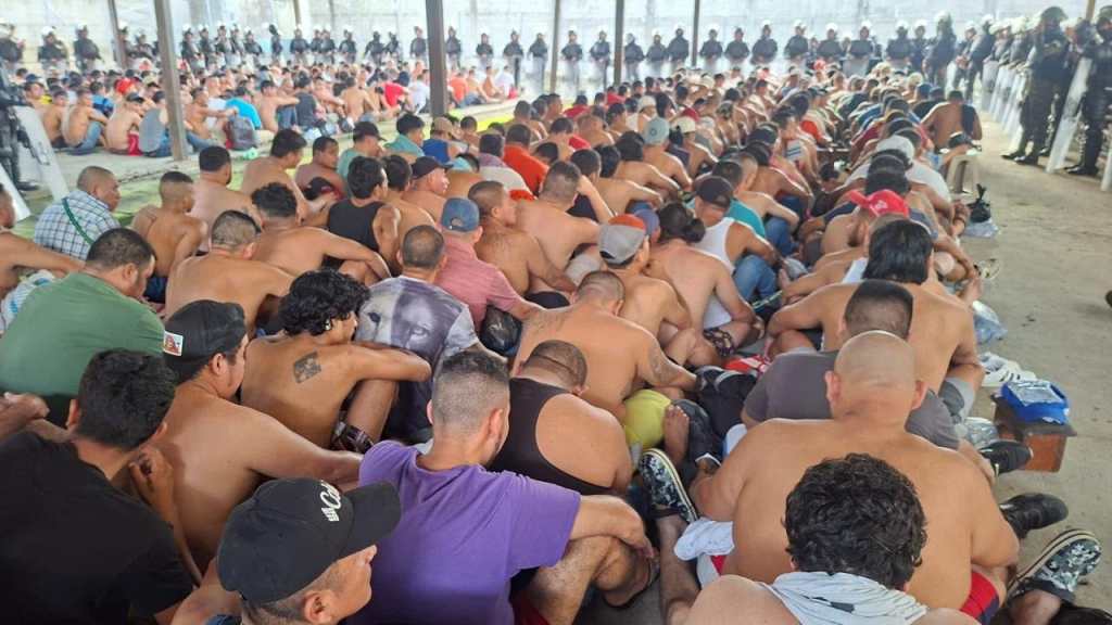 Reos de alta peligrosidad permanecen sentados en filas durante el operativo del Sistema Penitenciario en la cárcel de Puerto Barrios, Izabal.