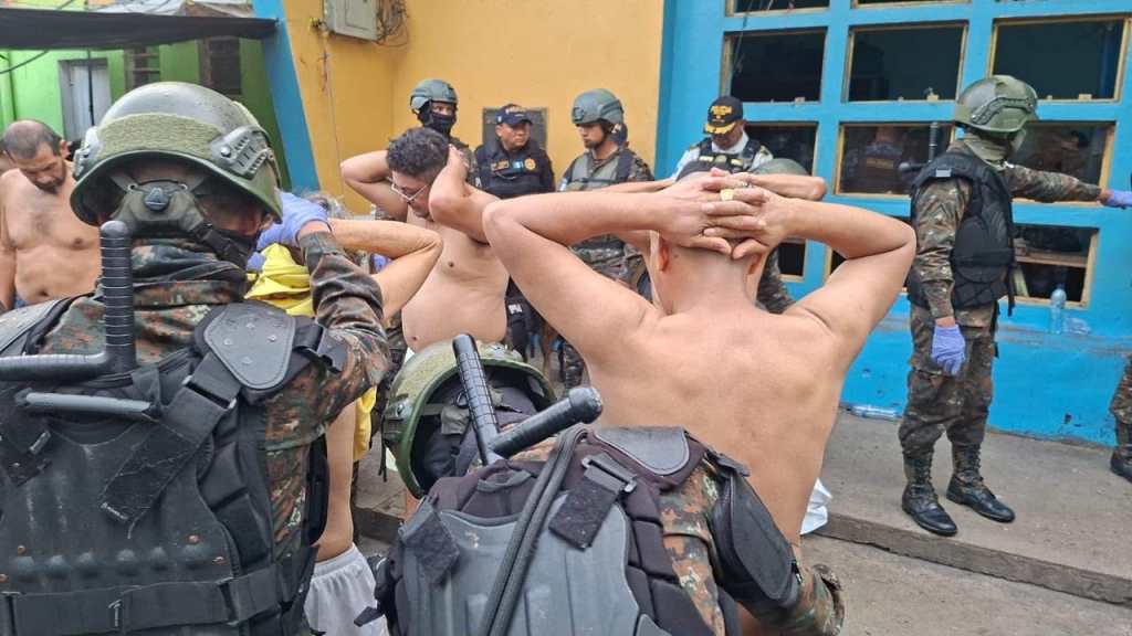 Agentes del Sistema Penitenciario y fuerzas de seguridad se preparan para ingresar a la cárcel de Puerto Barrios.