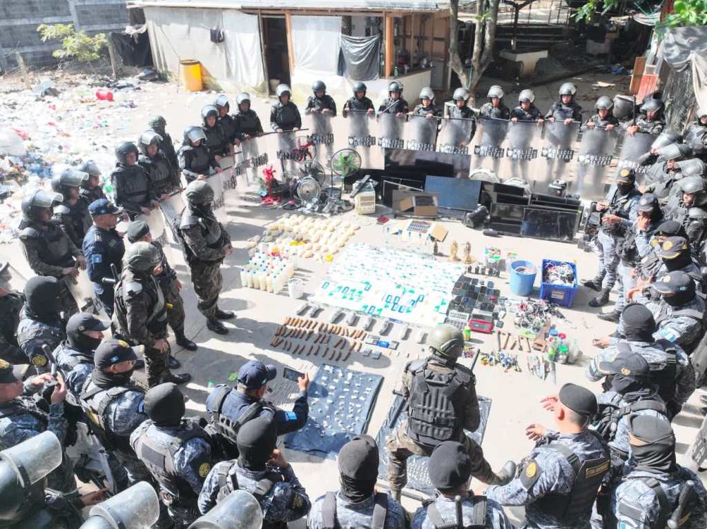 Teléfonos celulares, dispositivos electrónicos, licor y droga decomisados en la requisa de la cárcel de Puerto Barrios.