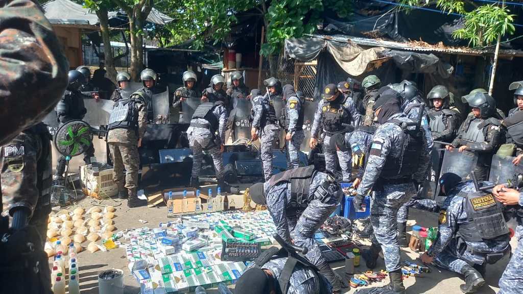 Objetos decomisados durante la requisa en la cárcel de Puerto Barrios son exhibidos por el Sistema Penitenciario.