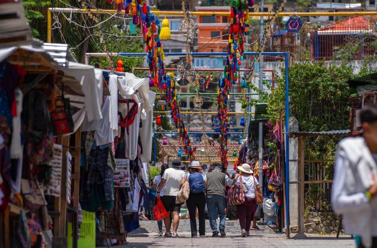 Turismo destino turístico con vista de visitantes y artesanías