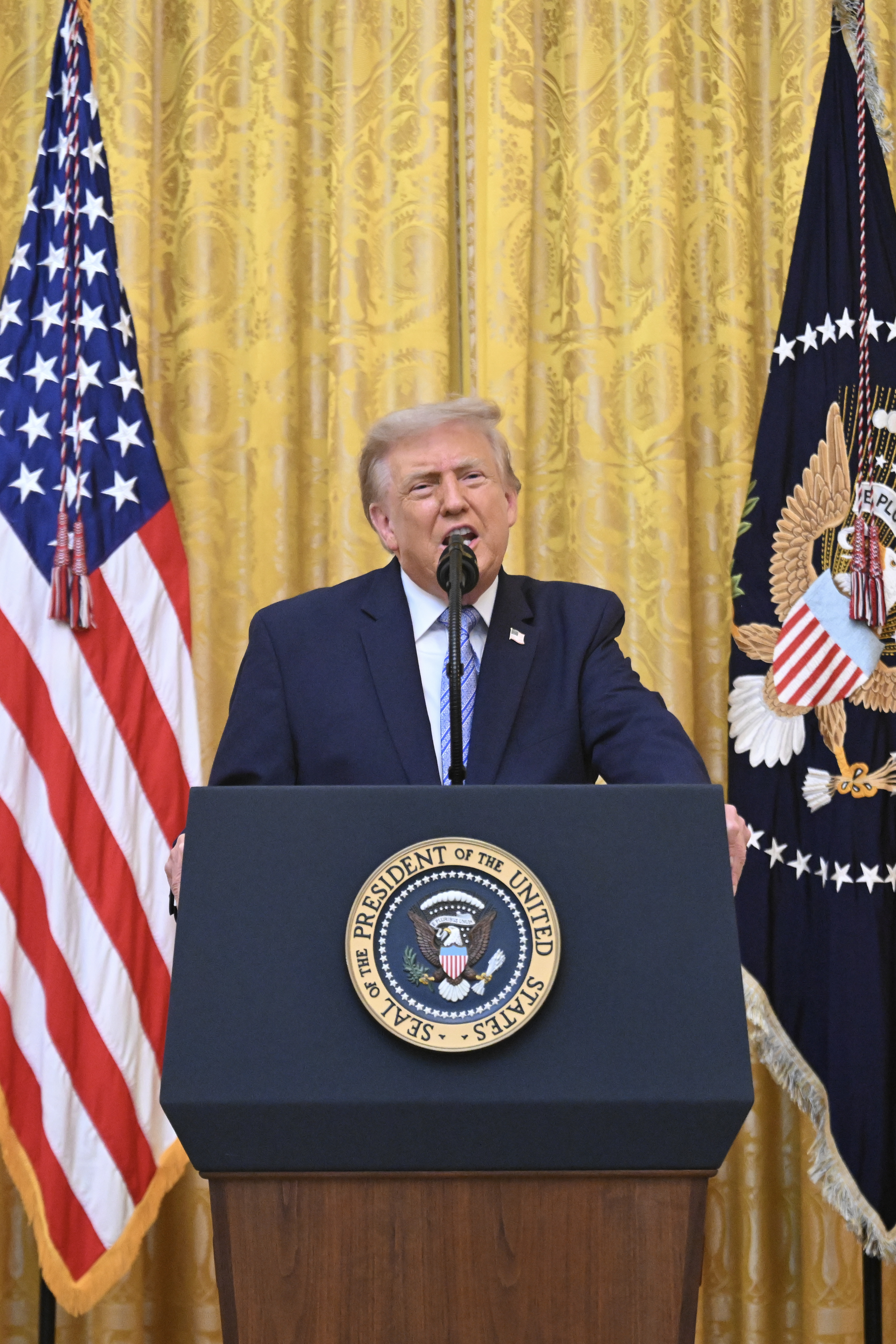 Trump insiste en manipulación de elecciones.