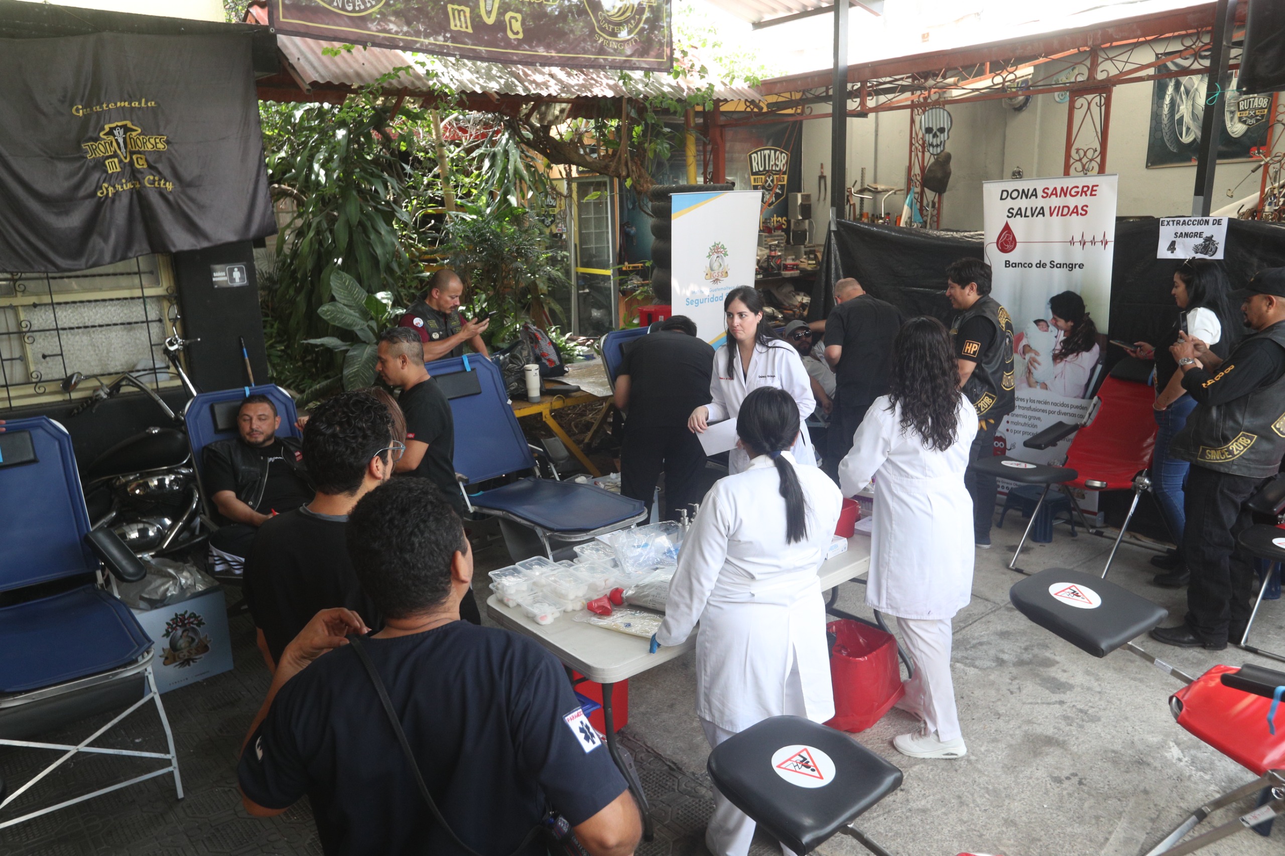 Motoristas son atendidos por personal del Igss, en la jornada de donación de sangre motorizada. (Foto Prensa Libre: Byron Baiza)