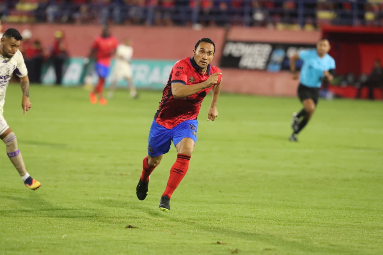 César Archila celebra después de marcar con un remate de larga distancia el primer gol de Municipal en la victoria 2-0 sobre Mixco.