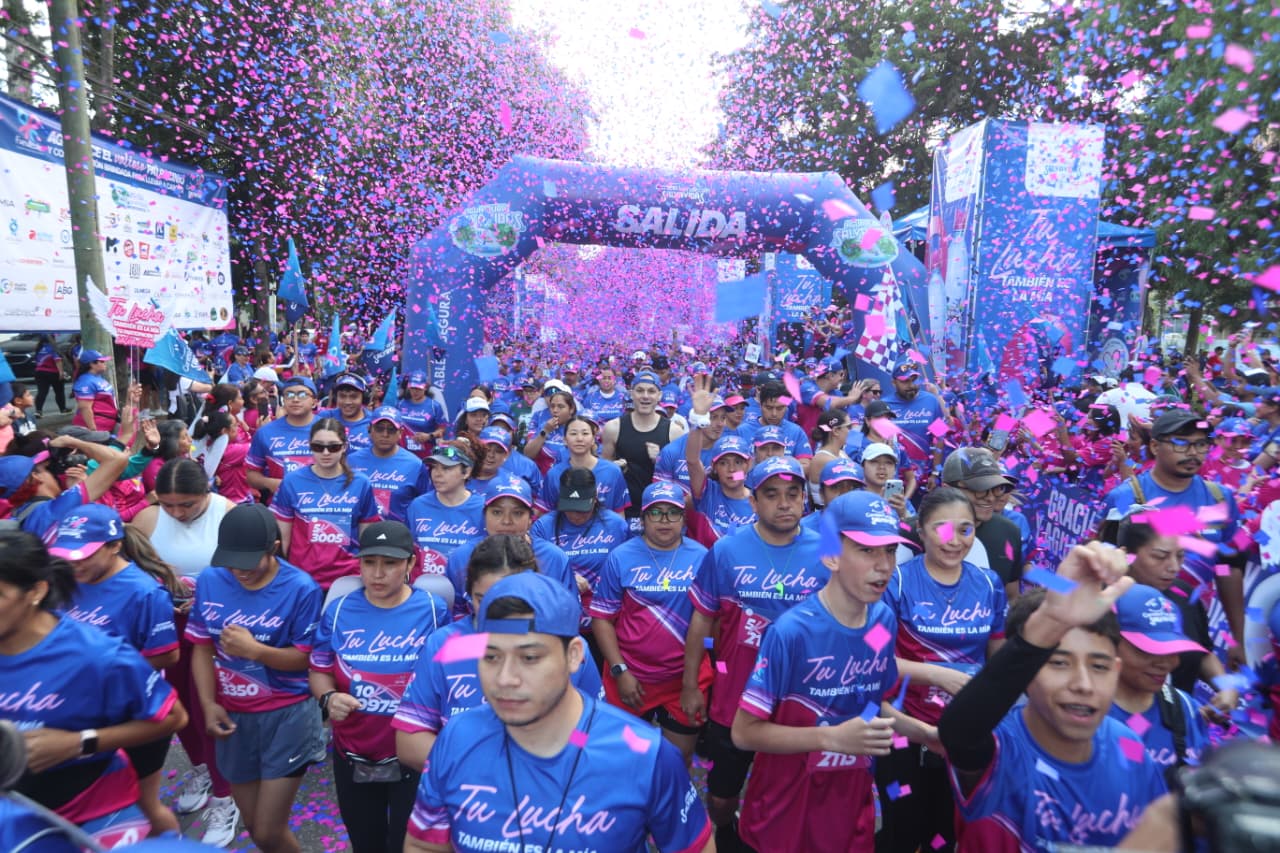 La Carrera Fundecán 2026 reunió a más de 15 mil personas en una jornada solidaria para apoyar a pacientes con cáncer de mama en Guatemala. (Foto Prensa Libre: Byron Baiza)