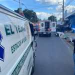Agentes de la PNC resguardan la escena donde una pareja fue ultimada a balazos en la ruta hacia el Hospital Regional de Chimaltenango. (Foto Prensa Libre: Víctor Chamalé)