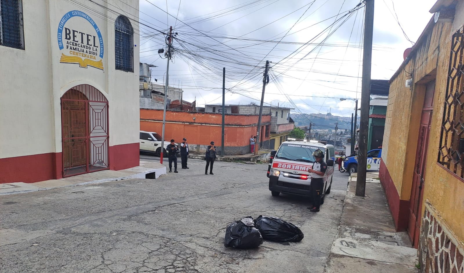 Las autoridades mantienen resguardada la escena mientras desarrollan las diligencias para identificar a las víctimas. (Foto Prensa Libre: CVB)
