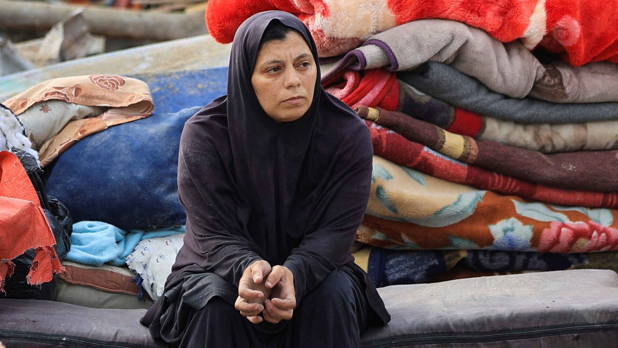 Mujer palestina con su hijo en Gaza.