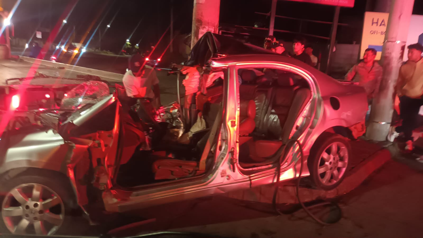 Vehículo destruido tras accidente de tránsito en el kilómetro 37 de la ruta al Pacífico, en Palín, Escuintla.