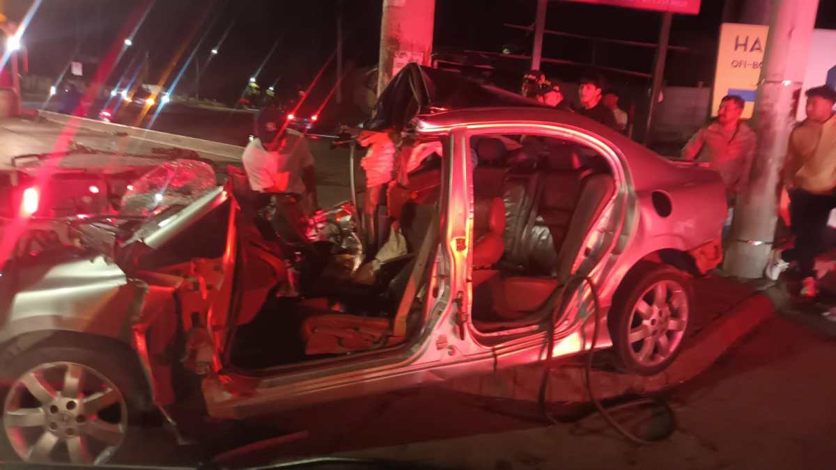 Vehículo destruido tras accidente de tránsito en el kilómetro 37 de la ruta al Pacífico, en Palín, Escuintla.