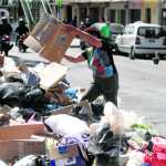 Acumulación de basura en distintos puntos de la ciudad por el paro de los reciclados y recolectores de basura quienes están en contra de la nueva de ley de que llegue la basura ya clasificada al basurero de la zona 3 (en la imagen basura acumulada en Bulevar monumento a la Madre zona 7).
Prensa Libre. Erick Avila 18/02/2025