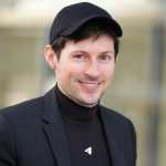 Pavel Durov, un hombre de tez blanca con cabello y barba de color oscuro, mira hacia la izquierda.