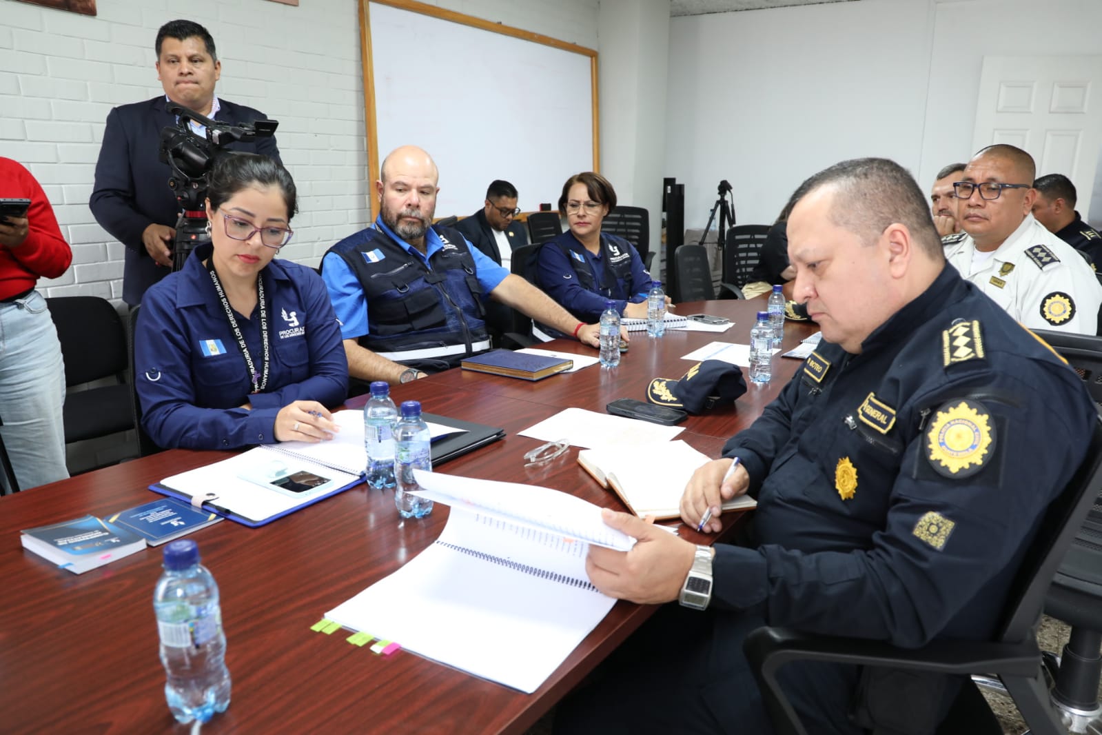 Delegados de la PDH y el director de la PNC, Custodio Boteo, durante una citación en el Congreso sobre la situación en la Usac.