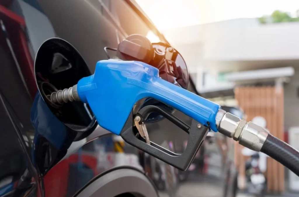 combustible persona con dispensador de gasolina SS
