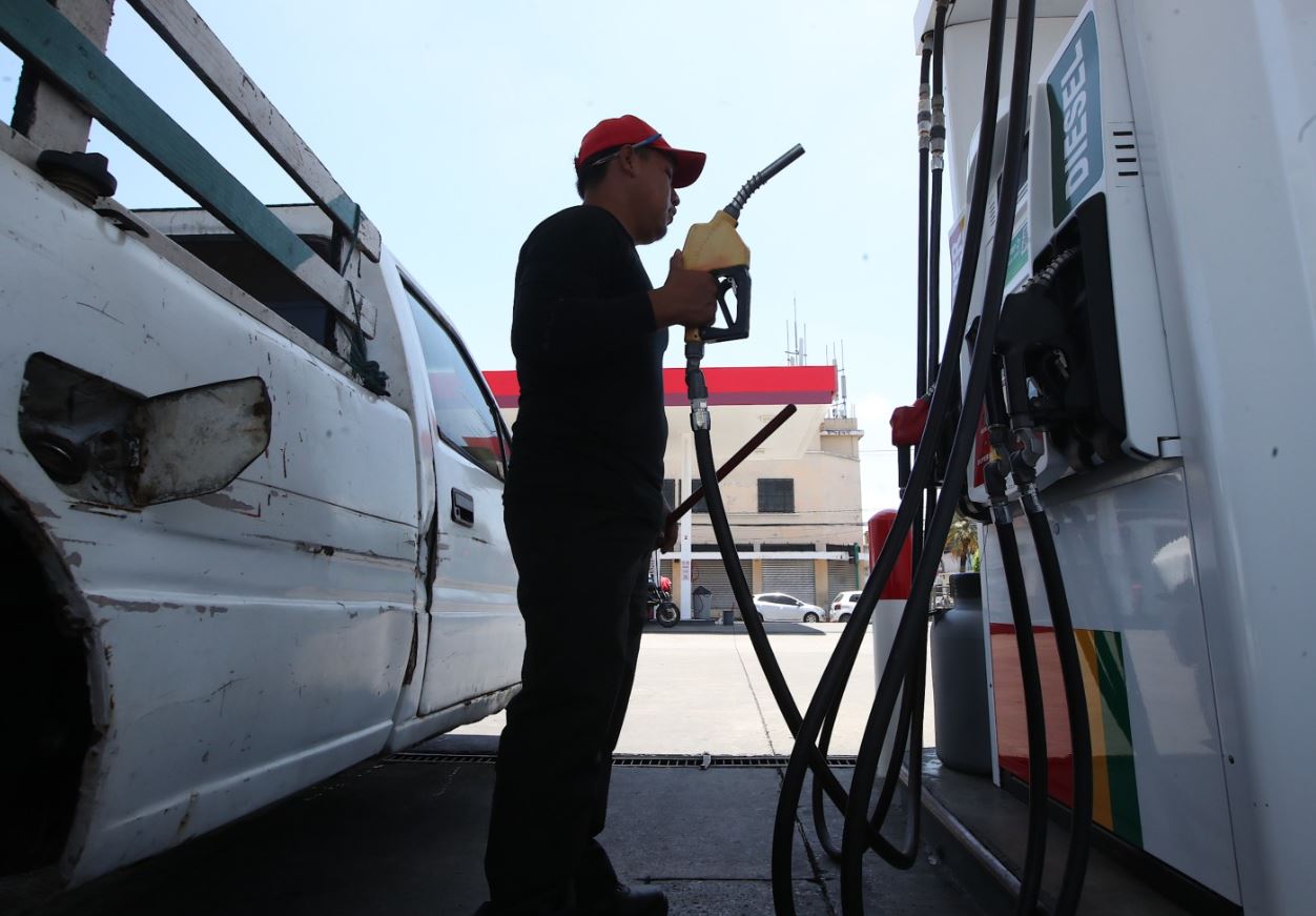 combustibles bomba de gasolinera 6 persona echando gasolina