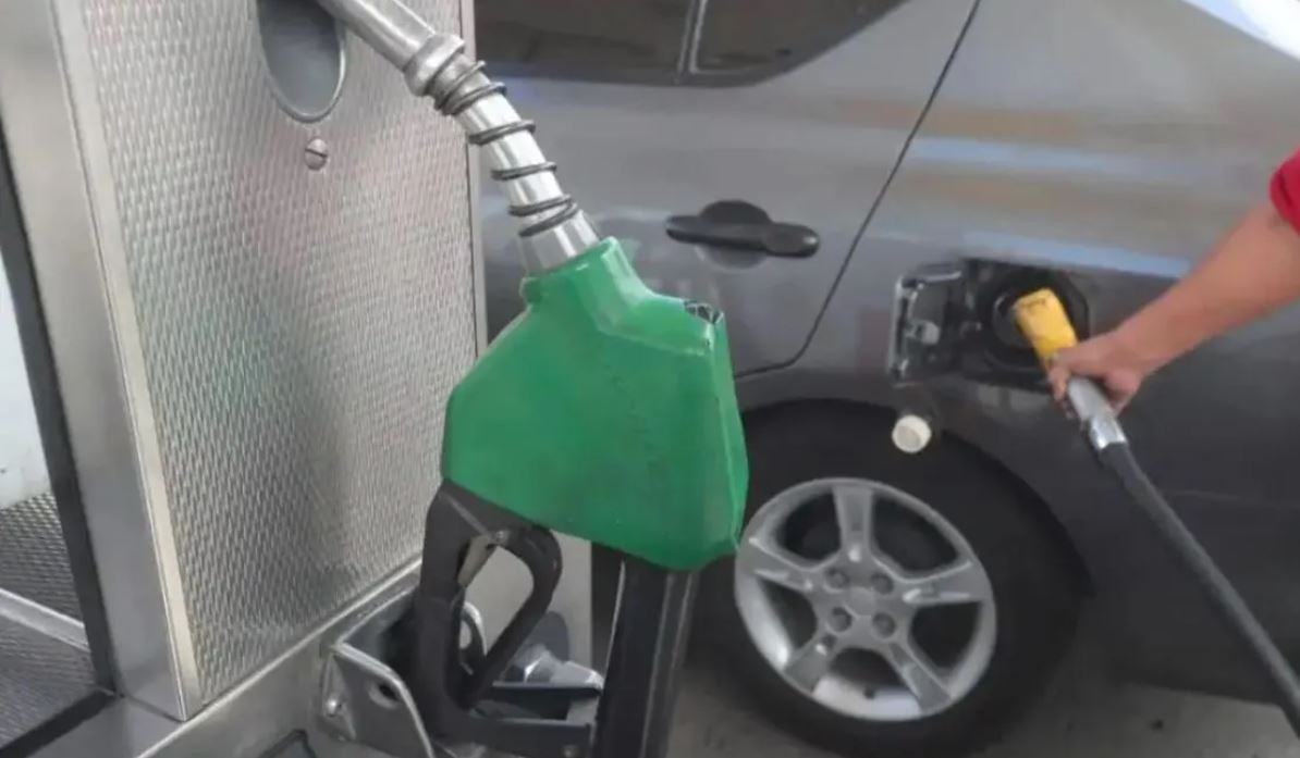 combustibles bomba de gasolinera 7 persona echando gasolina