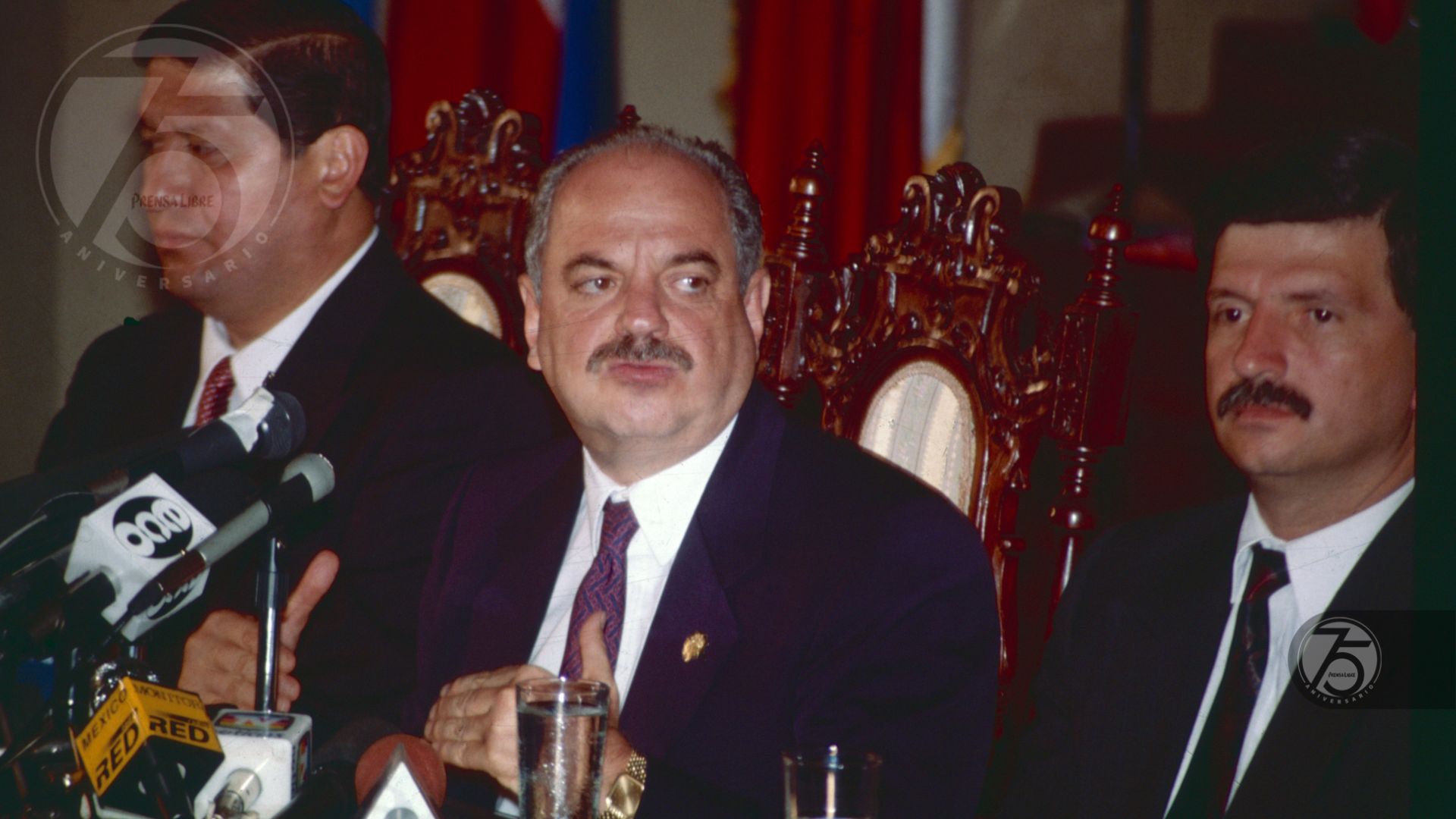 El presidente Jorge Serrano Elías, el vicepresidente Gustavo Espina Salguero y el ministro de Gobernación, Perdomo Sandoval, durante una conferencia de prensa tras anunciar el autogolpe del 25 de mayo de 1993. (Foto Prensa Libre: Hemeroteca PL)