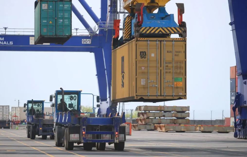 contenedores carga siendo movilizada en puertos