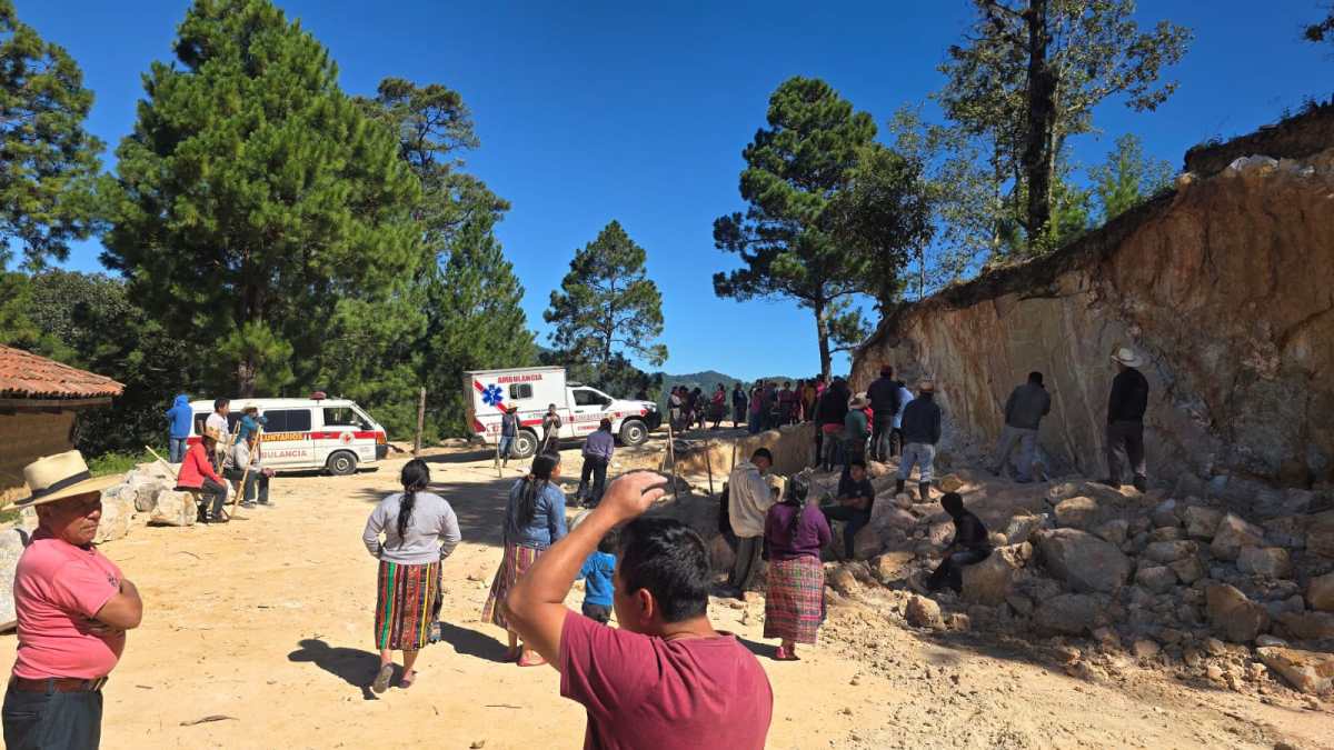 Colapso de un paredón sorprende a dos albañiles en Quiché; uno muere y otro resulta herido