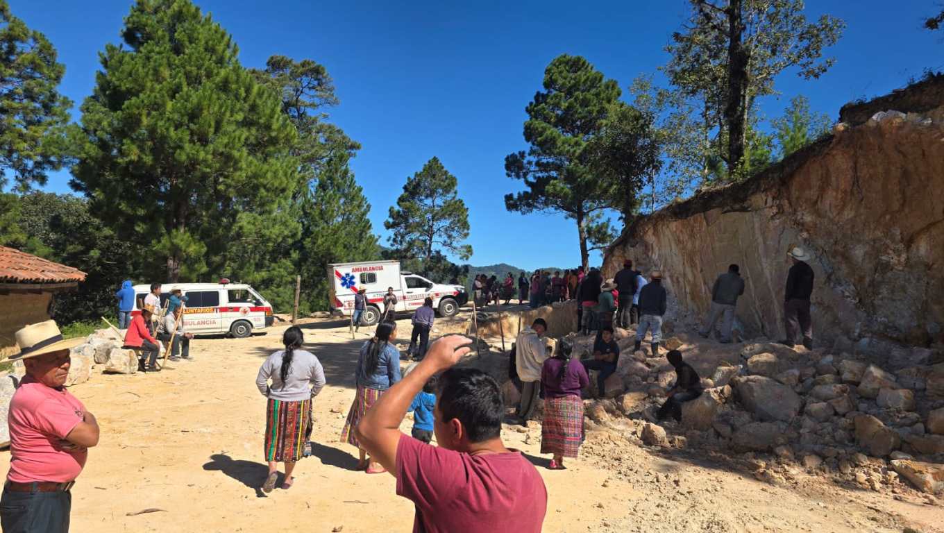 Bomberos Voluntarios de la 104 Compañía y vecinos de la comunidad participan en las labores de rescate de dos albañiles que quedaron soterrados tras el colapso de un paredón en Sibacá, Quiché. (Foto Prensa Libre: CVB)