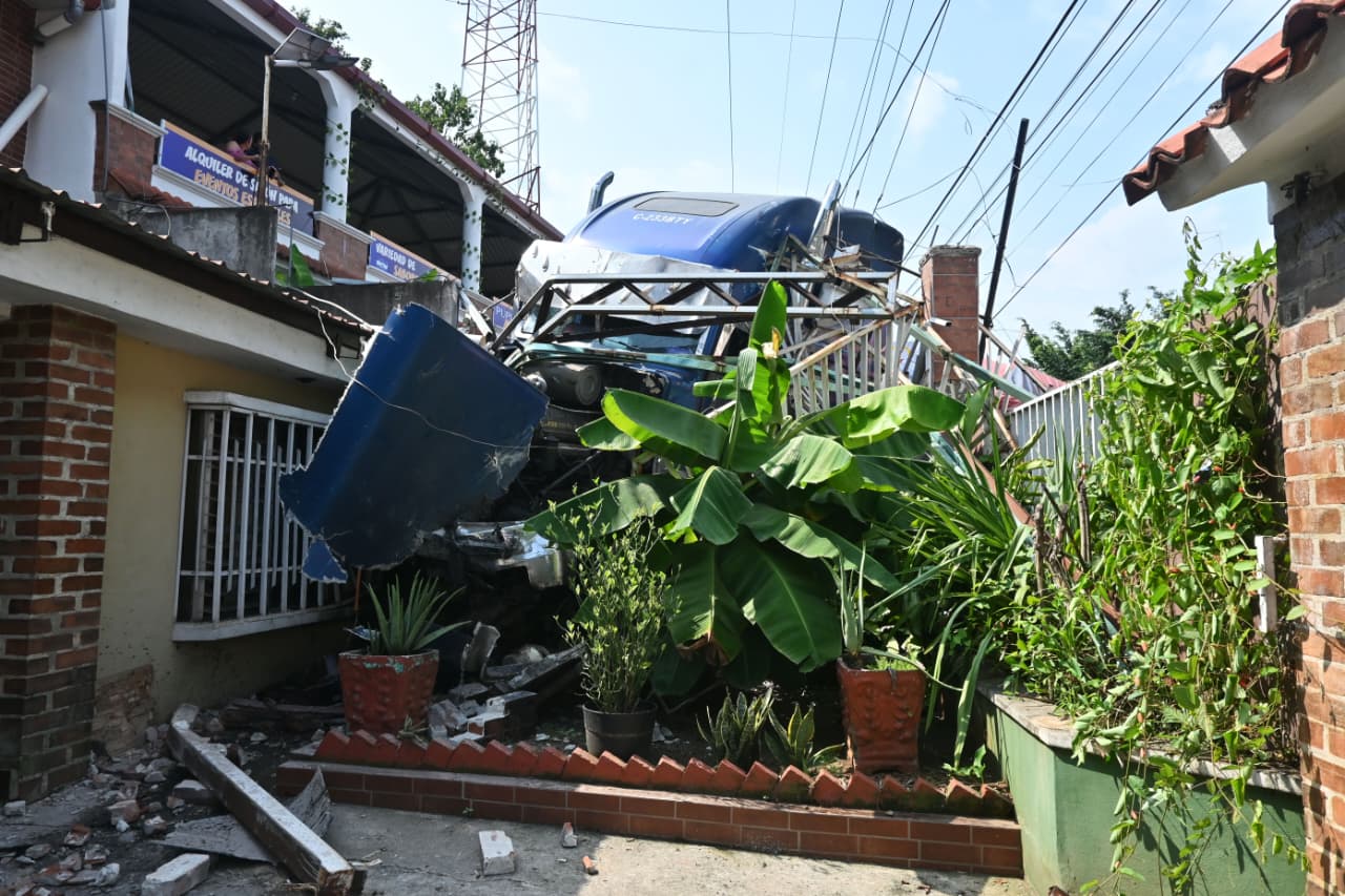 El cabezal termina incrustado en dos viviendas después de quedarse sin frenos en la ruta CA-2, en la aldea El Xab, El Asintal, Retalhuleu. (Foto Prensa Libre: Victoria Ruiz)El cabezal termina incrustado en dos viviendas después de quedarse sin frenos en la ruta CA-2, en la aldea El Xab, El Asintal, Retalhuleu. (Foto Prensa Libre: Victoria Ruiz)