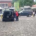 Imágenes muestran a guardias penitenciarios y a un privado de libertad cuando abordan un vehículo particular frente a la Plaza Barrios, en la zona 1. (Foto Prensa Libre:)