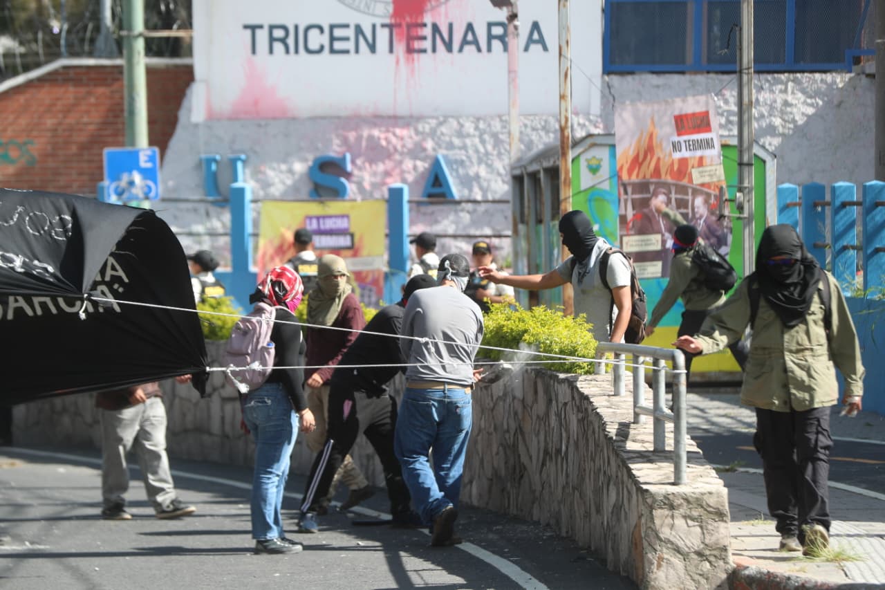 Manifestantes se concentran en los accesos al campus central de la Usac durante la jornada en la que Walter Mazariegos asumió un nuevo período como rector. (Byron Baiza)