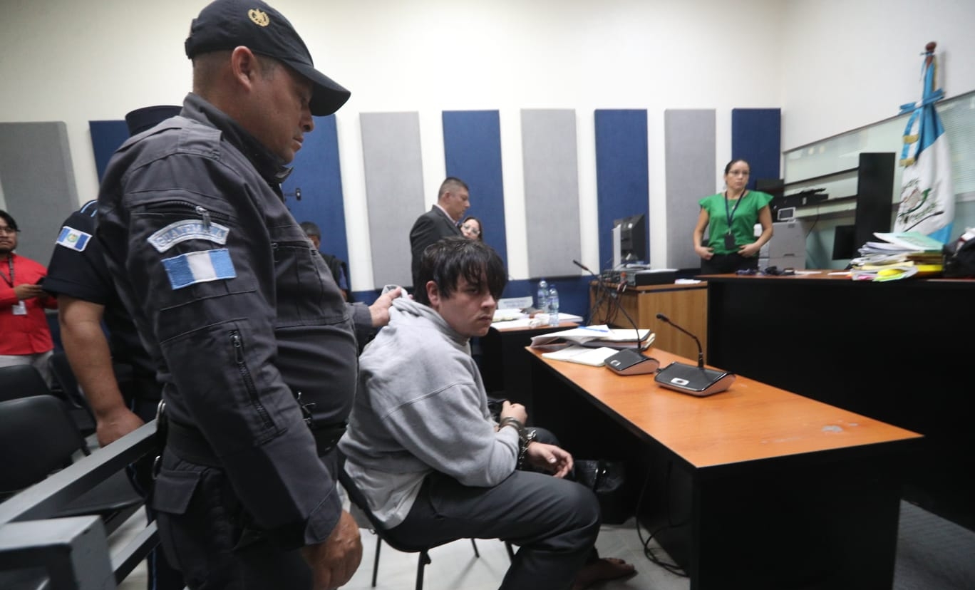 Camilo Roberto Calvo Leiva comparece ante la jueza Carol Patricia Flores durante la audiencia en la que fue ligado a proceso por parricidio y enviado a prisión preventiva bajo aislamiento. (Foto Prensa Libre: Javier González)