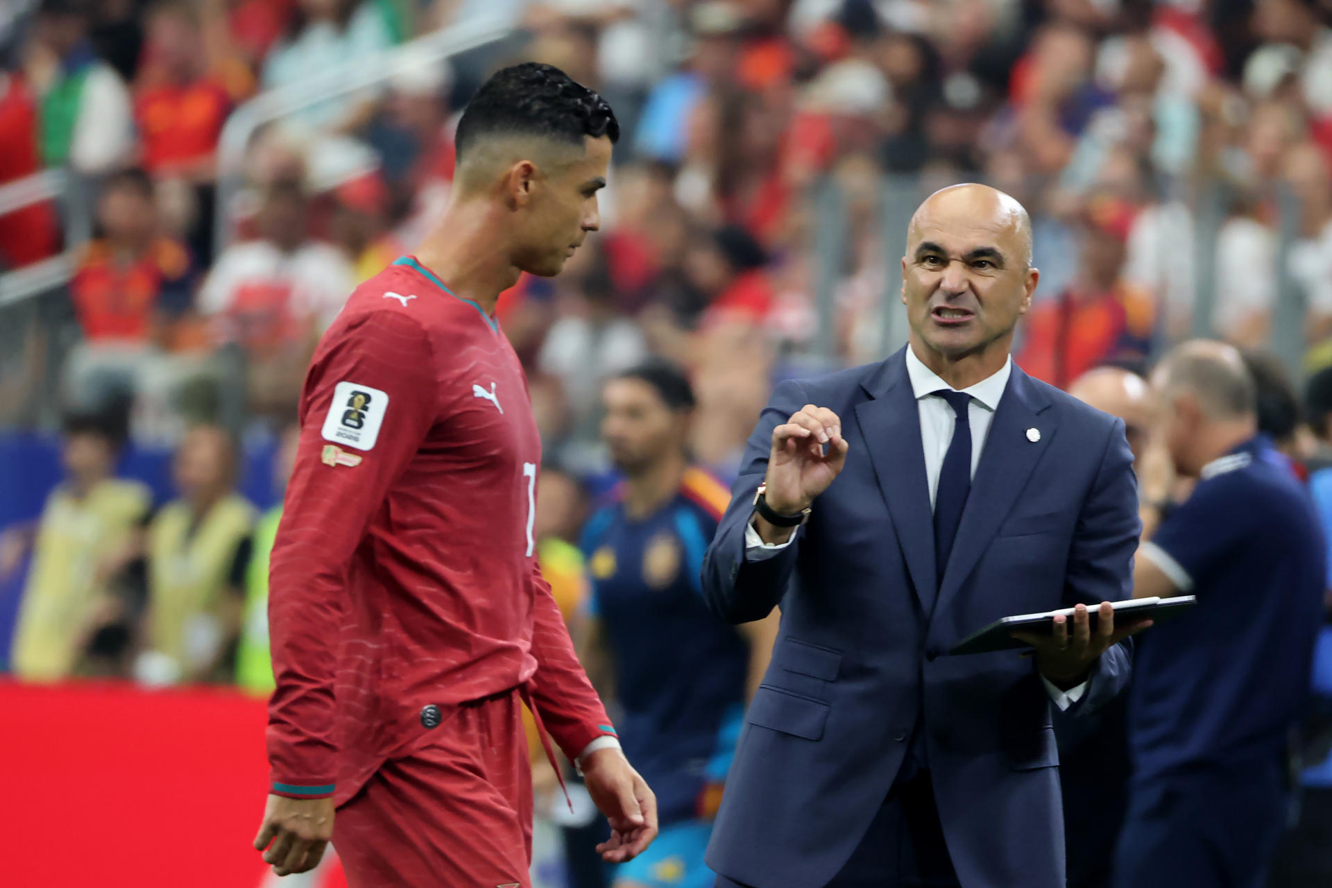 El seleccionador de Portugal Roberto Martínez (d) habla con Cristiano Ronaldo este lunes, en un partido de los octavos de final del Mundial de la FIFA 2026 entre Portugal y España en el estadio AT&T en Arlington (Estados Unidos). EFE/ Lavandeira Jr