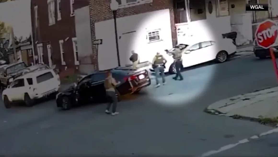 Según el análisis de exjefes policiales consultados por CNN, el video no evidencia que los agentes enfrentaran un riesgo inmediato cuando se realizó el disparo. (Foto, cortesía WGAL / CNN)