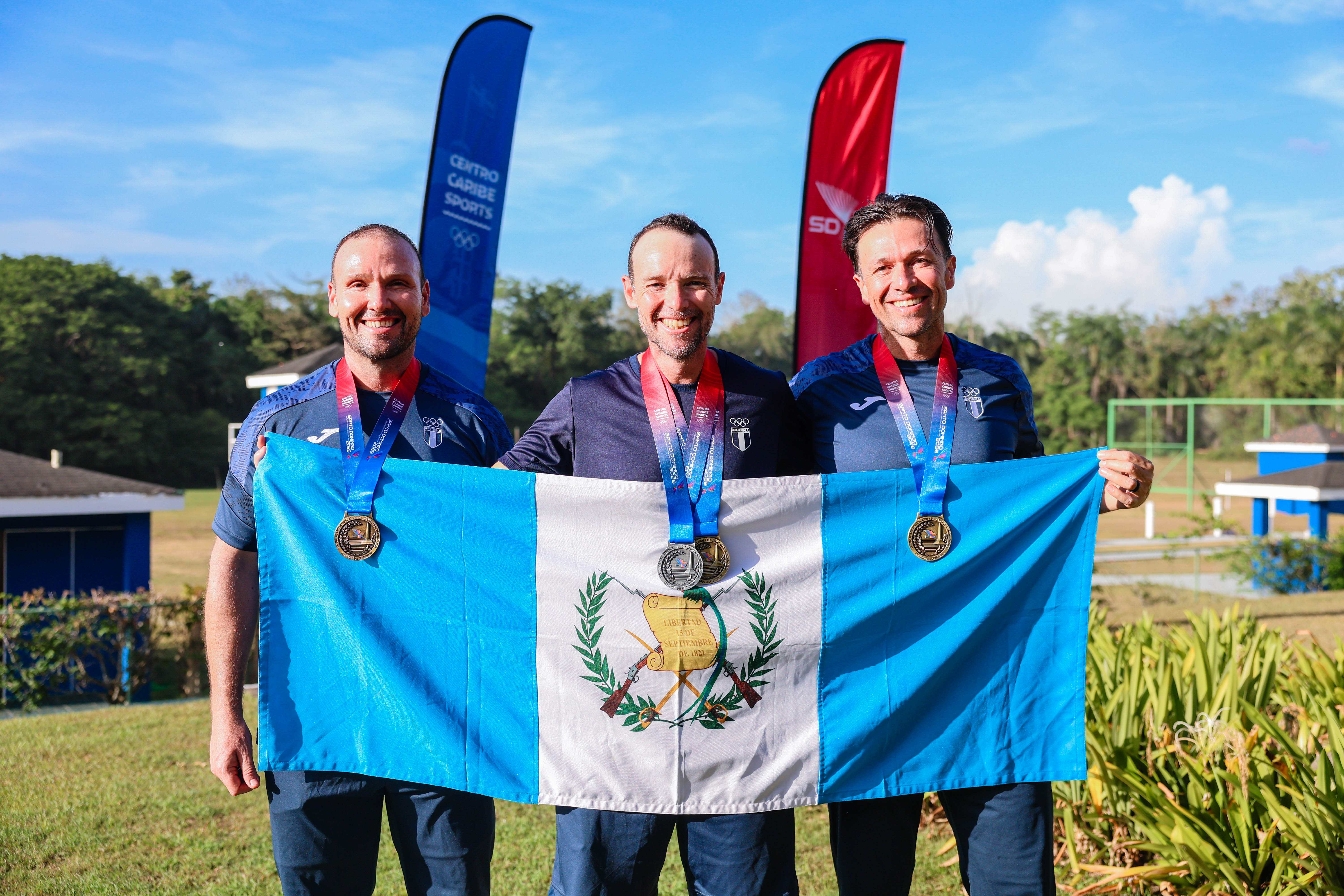 La segunda jornada de foso, en tiro con armas de caza de los Juegos Centroamericanos y del Caribe, dejó una medalla de oro para Guatemala y metió a los 5 atletas a las finales. El oro llegó en el evento por equipos con Jean Pierre Brol, Hebert Brol y Enrique Brol. (Foto Prensa Libre: COG).'