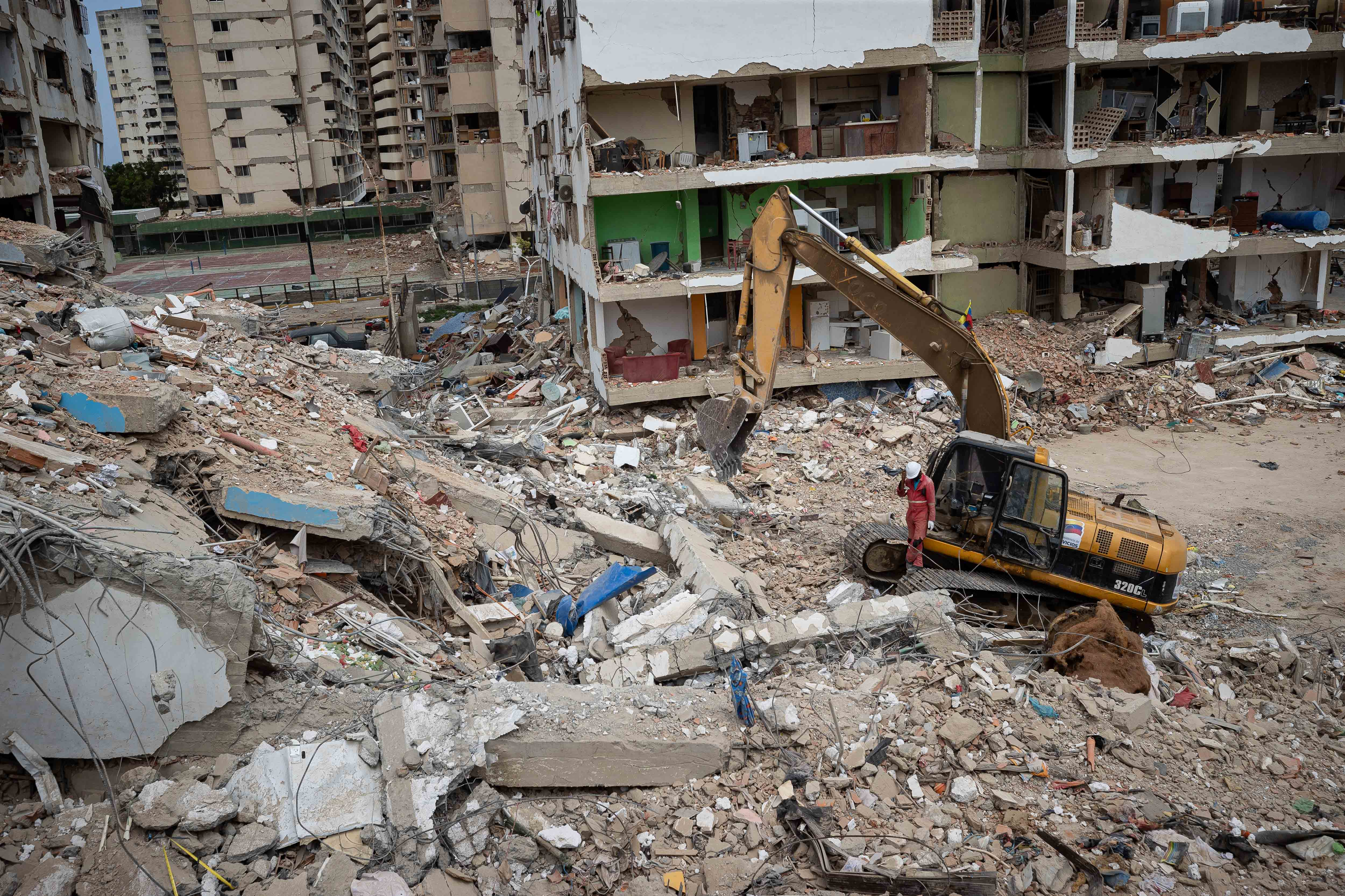 AME7645. LA GUAIRA (VENEZUELA), 05/07/2026.- Fotografía que muestra maquinaria pesada removiendo escombros este domingo, en La Guaira (Venezuela). A las calles de La Guaira, la zona devastada por el doble terremoto de Venezuela, han llegado en las últimas horas decenas de máquinas amarillas para retirar escombros y ayudar a acelerar las labores de recuperación de cadáveres. EFE/ Ronald Peña R